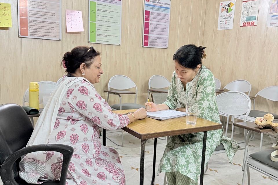 International learner in a one-to-one Hindi lesson with a Rosemounts teacher in Dehradun